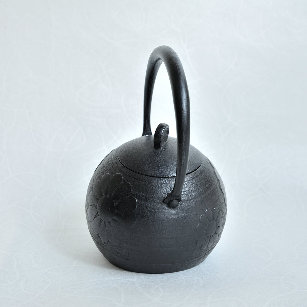 鉄製 花模様 鉄瓶 南部鉄瓶 「玉型 花柄」 – KANAGU STORE